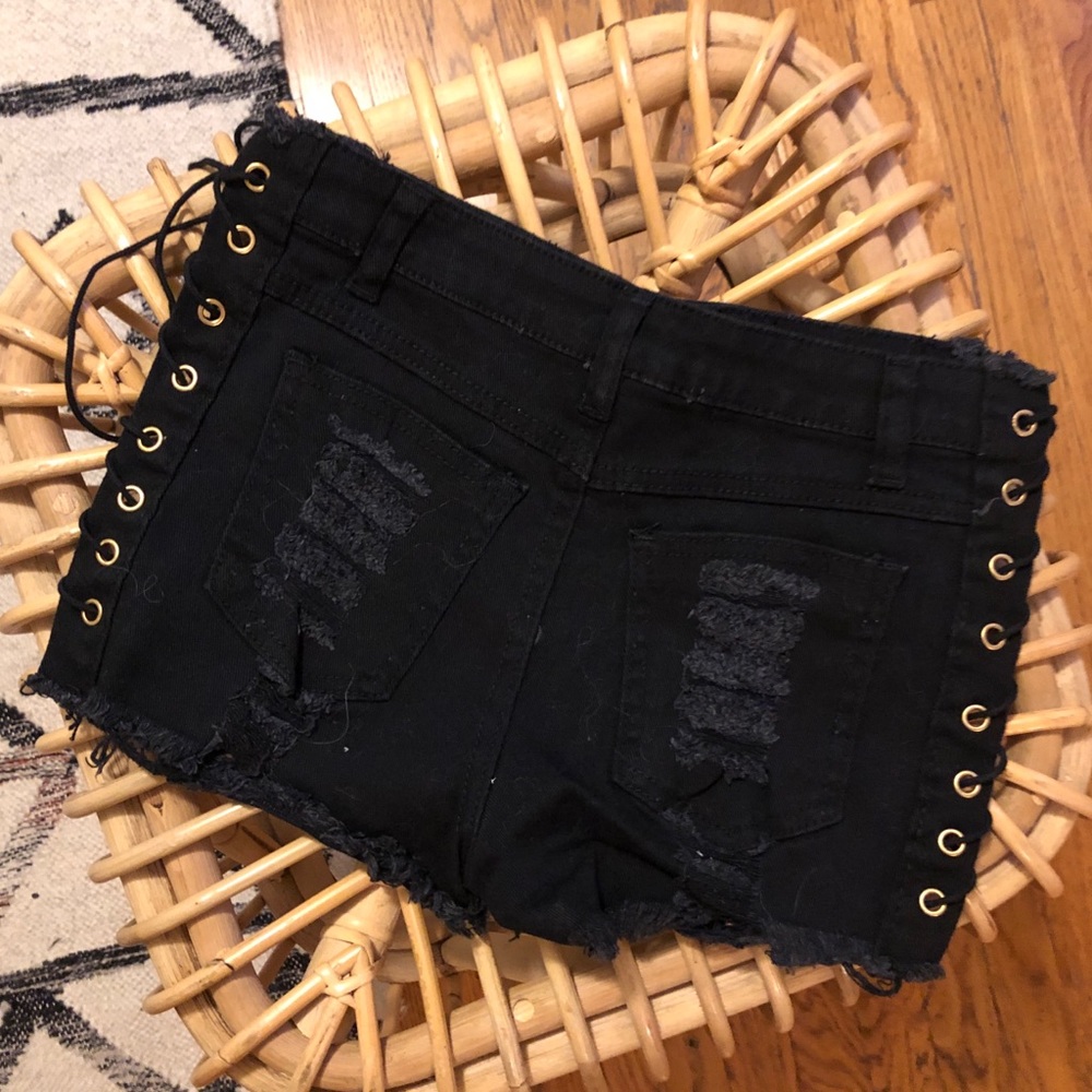 Lace up black shorts - Picture 2 of 3